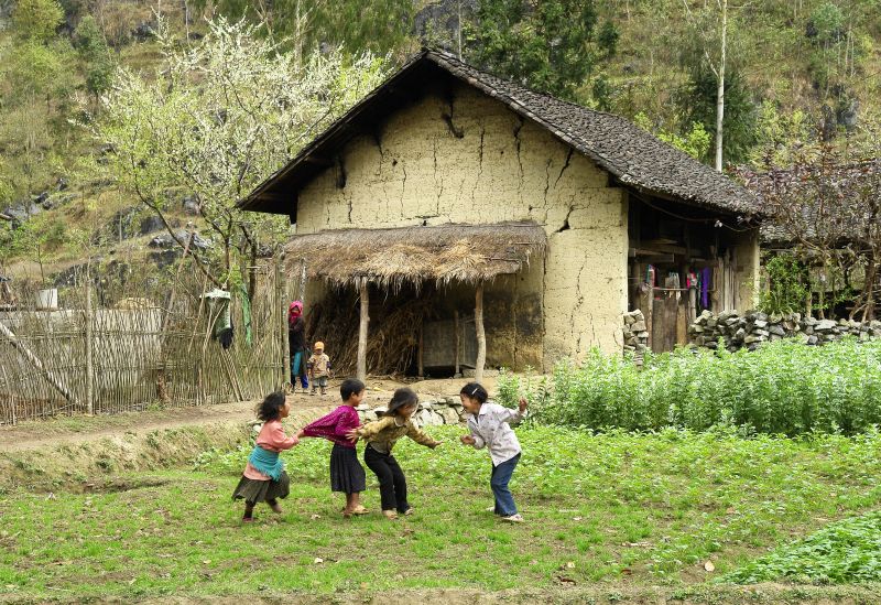 Nhà làm bằng đất sét và rơm hình ảnh Nhà làm cho bằng đất nung và rơm hình ảnh